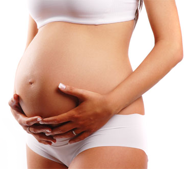 Femme enceinte se tenant le ventre