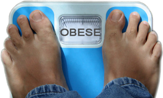 Homme sur une balance avec écrit 'OBESE'